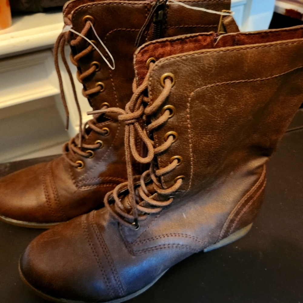 Combat boots